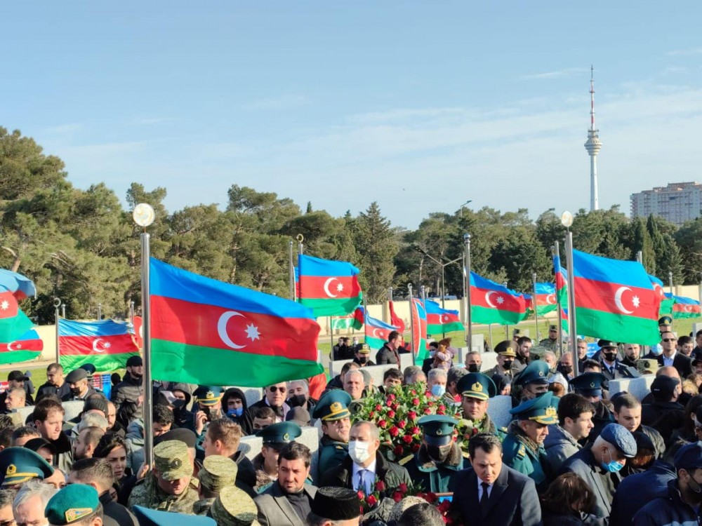 Adil Əliyev helikopter qəzasında həlak olan şəhidlərin dəfnində iştirak edib- FOTOLAR