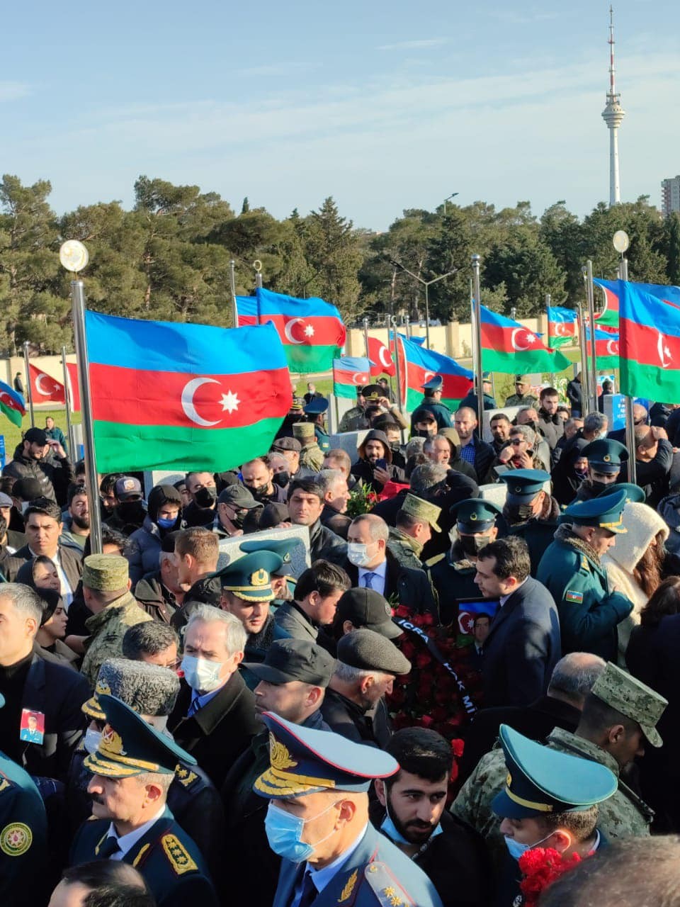 Adil Əliyev helikopter qəzasında həlak olan şəhidlərin dəfnində iştirak edib- FOTOLAR