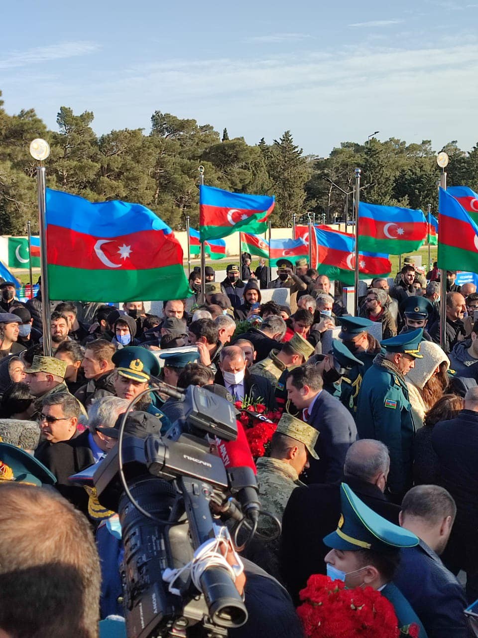 Adil Əliyev helikopter qəzasında həlak olan şəhidlərin dəfnində iştirak edib- FOTOLAR