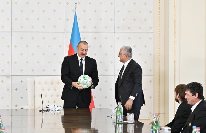 İlham Əliyevə "Qarabağ" klubunun forması hədiyyə olundu- FOTO