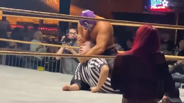 Hakimi bıçaqlayan güləşçi yarışlardankənarlaşdırıldı (FOTOLAR)