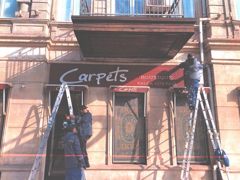 Tarixi abidələrin üzərində qanunsuz yerləşdirilən reklam lövhələriSÖKÜLÜB - FOTO