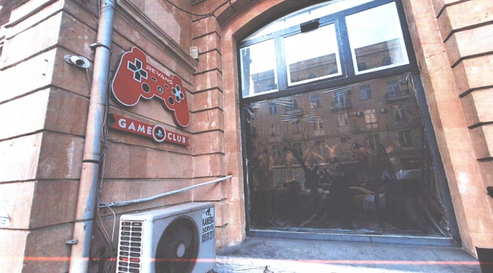 Tarixi abidələrin üzərində qanunsuz yerləşdirilən reklam lövhələriSÖKÜLÜB - FOTO