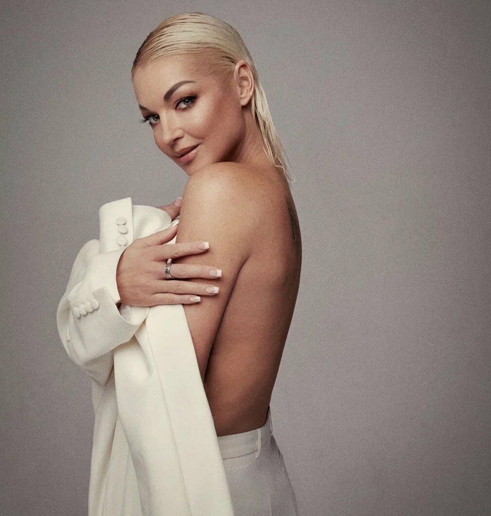 Əməkdar artis tənqid edildi- Bu yarıçılpaq fotosuna görə (FOTO)