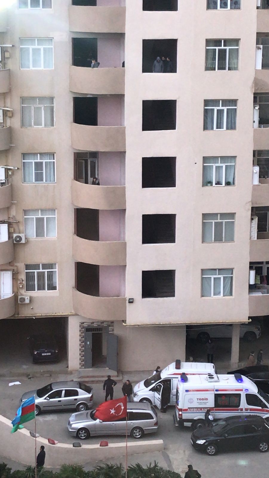 BAKIDA DƏHŞƏTLİ QƏTL! Ər arvadınıbalta ilə doğradı - FOTOLAR (YENİLƏNİB)