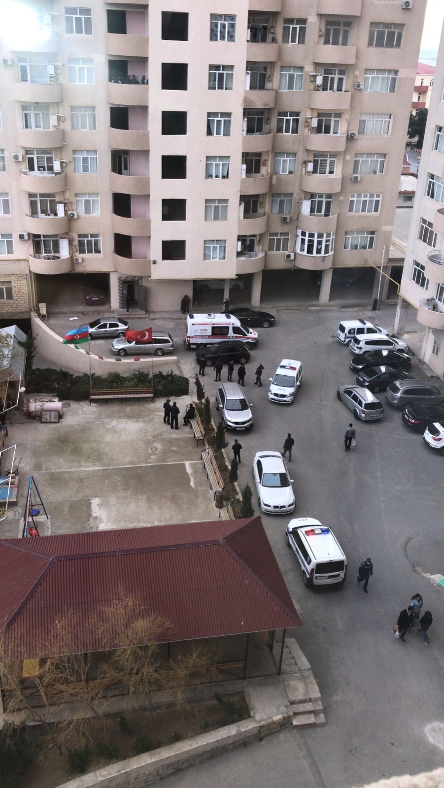 BAKIDA DƏHŞƏTLİ QƏTL! Ər arvadınıbalta ilə doğradı - FOTOLAR (YENİLƏNİB)