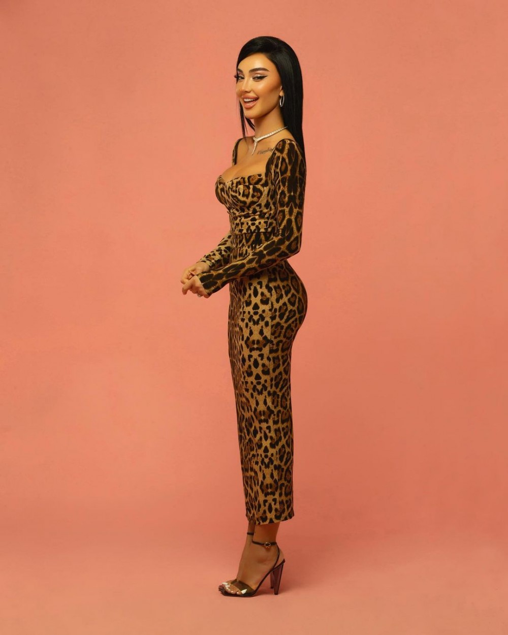 Azərbaycanlı modelin 248 minlik boyunbağısı- FOTOLAR