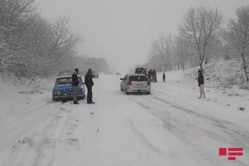 10-a yaxın avtomobil qəzaya düşdü - Xəsarət alanlar var- FOTOLAR