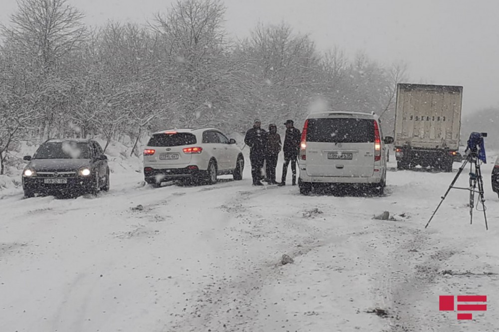10-a yaxın avtomobil qəzaya düşdü - Xəsarət alanlar var- FOTOLAR