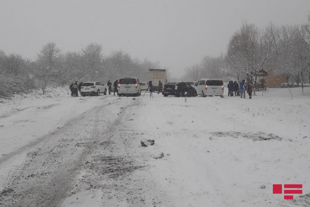 10-a yaxın avtomobil qəzaya düşdü - Xəsarət alanlar var- FOTOLAR