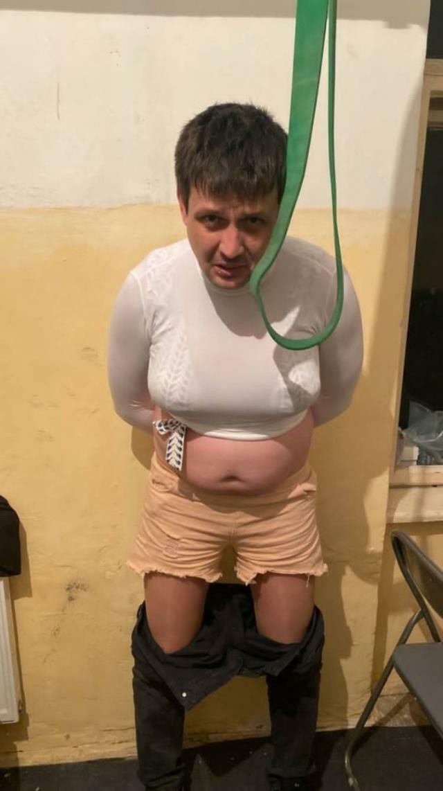 Qadın paltarı geyinib ölkədən qaçmaq istəyən ukraynalı tutuldu- FOTO