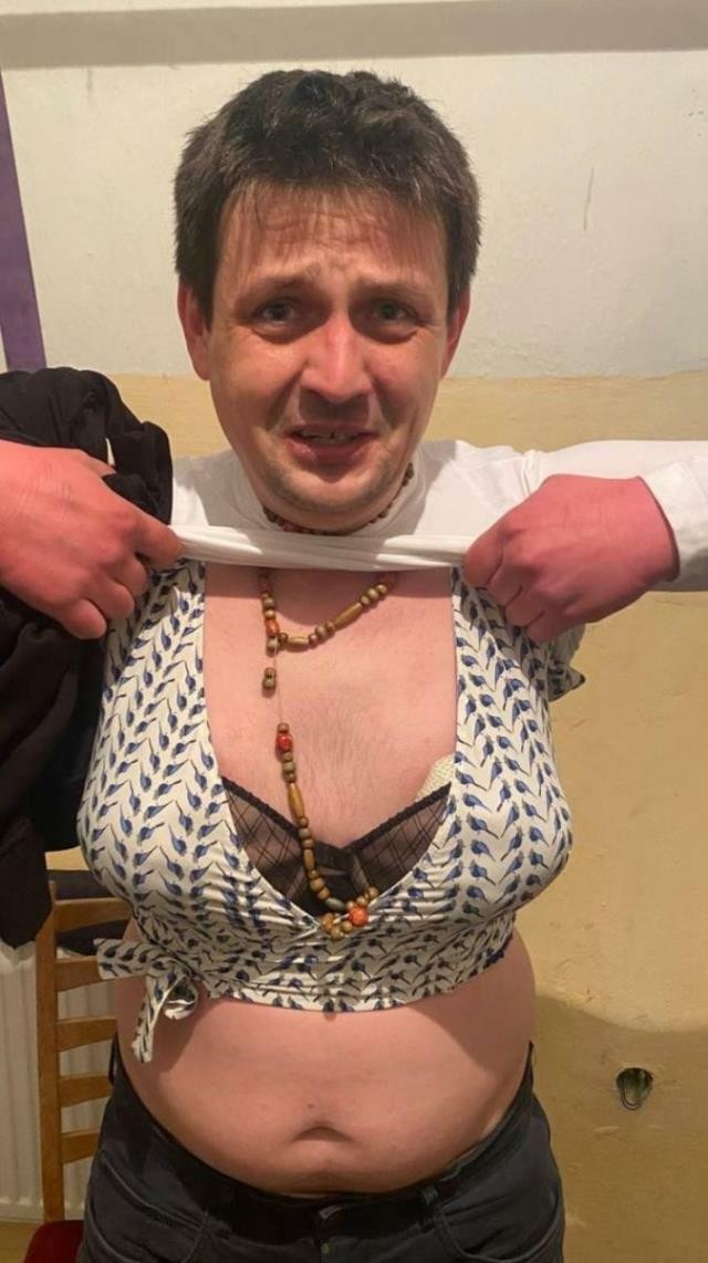 Qadın paltarı geyinib ölkədən qaçmaq istəyən ukraynalı tutuldu- FOTO