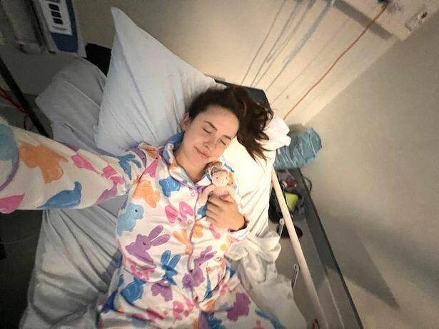 Beyin əməliyyatından çıxan kimi çılpaq şəkillərini paylaşdı- FOTOLAR