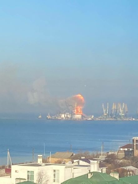 Rusiyanın desant gəmisi beləMƏHV EDİLDİ (VİDEO)