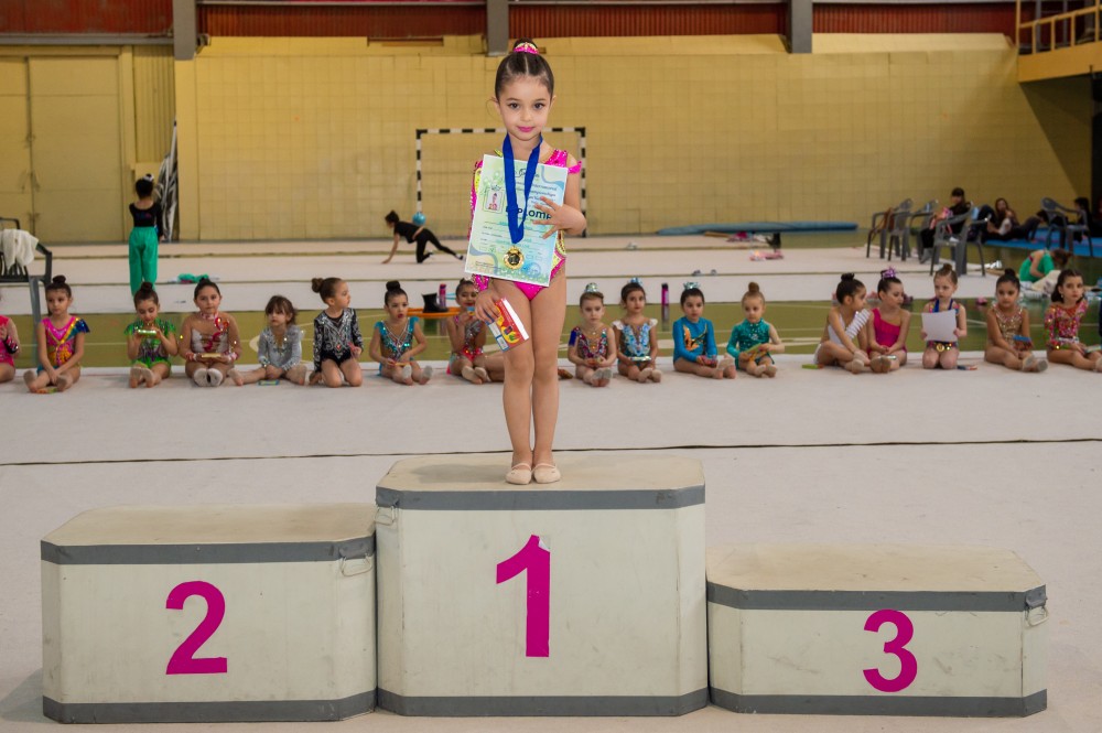 Balaca gimnastlar Beynəlxalq yarışdaməharətlərini göstərdilər (FOTOLAR)