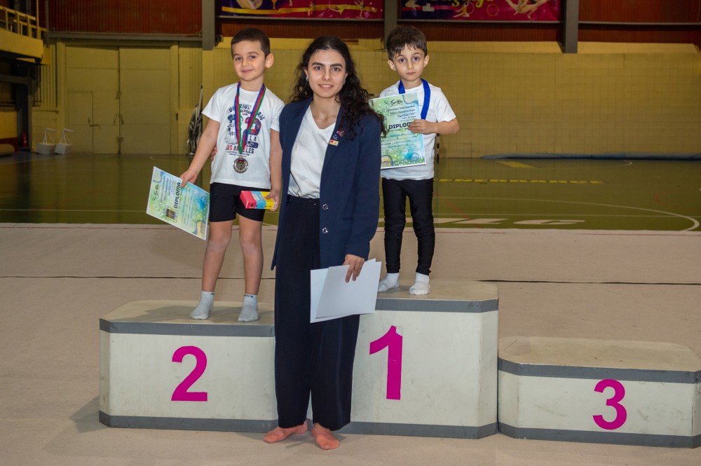 Balaca gimnastlar Beynəlxalq yarışdaməharətlərini göstərdilər (FOTOLAR)