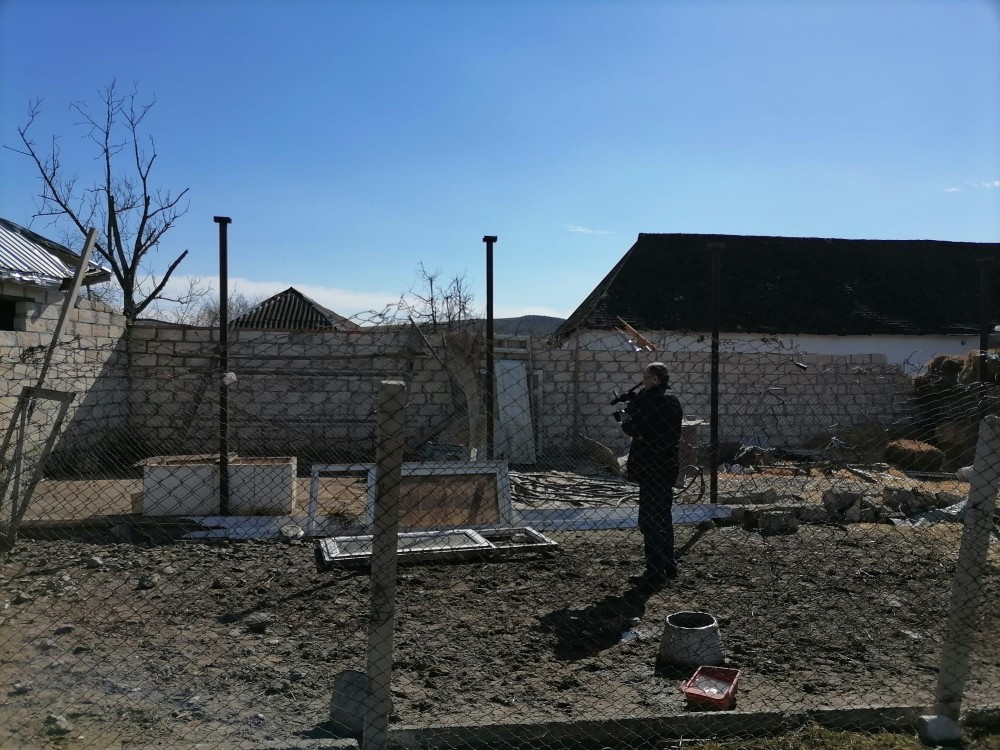 Güclü külək İsmayıllıdakı həyatı iflic etdi -Evlərin damı uçdu, məktəb yararsız hala düşdü (VİDEO+FOTOLAR+ YENİLƏNİB)