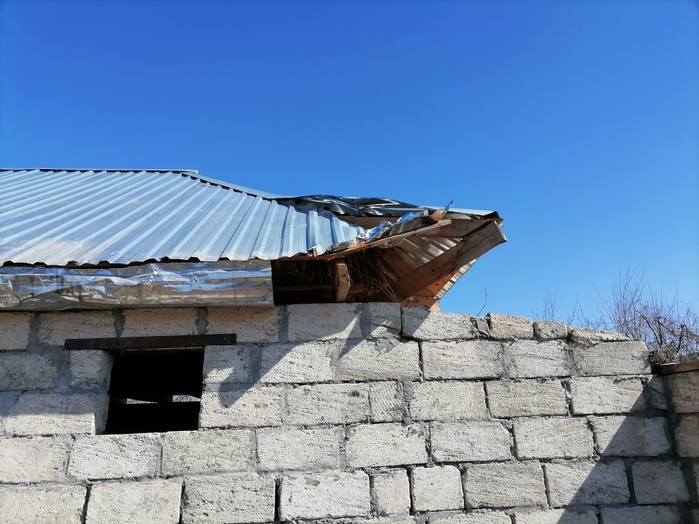 Güclü külək İsmayıllıdakı həyatı iflic etdi -Evlərin damı uçdu, məktəb yararsız hala düşdü (VİDEO+FOTOLAR+ YENİLƏNİB)