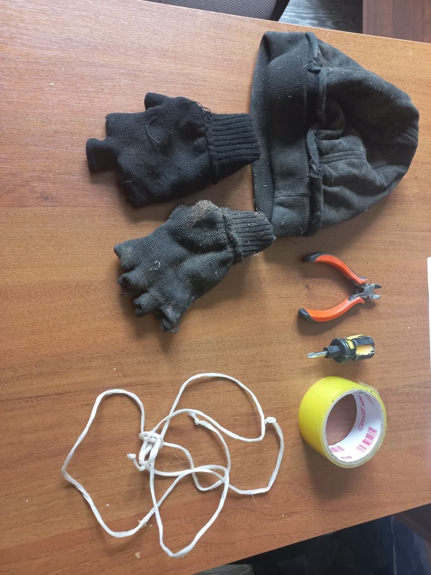 Azərbaycanda evdən oğurluq etmək istəyən şəxsBALTALANDI (FOTO)