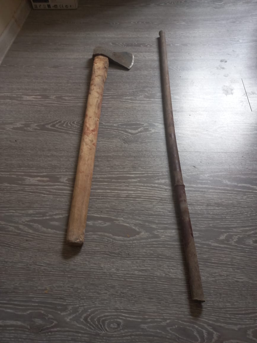 Azərbaycanda evdən oğurluq etmək istəyən şəxsBALTALANDI (FOTO)