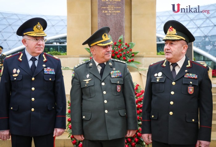 Generallar Həzi Aslanovun abidəsi önündə- FOTOLAR