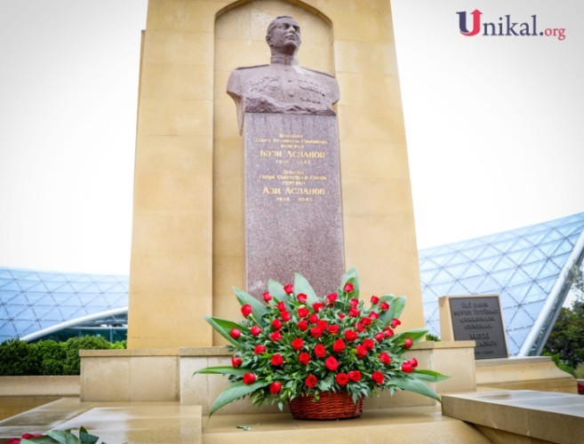 Generallar Həzi Aslanovun abidəsi önündə- FOTOLAR