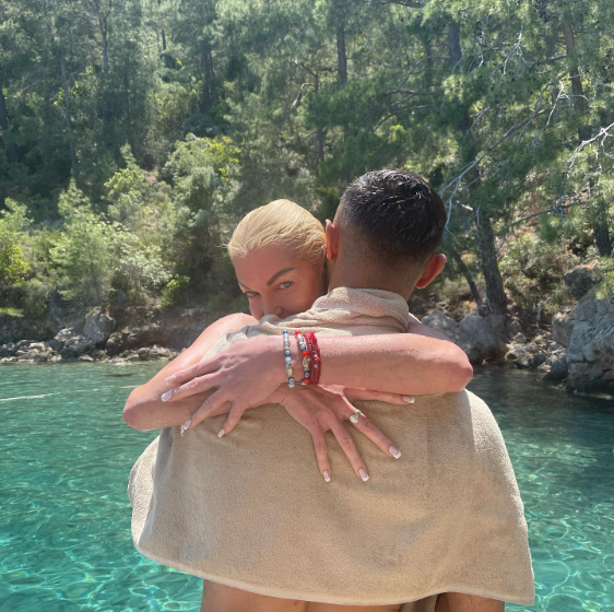 Məşhur rus qadınla eşq yaşayan azərbaycanlı "taksi sürücüsü"nün FOTOları- Yaxtada səmimi görüntüləri