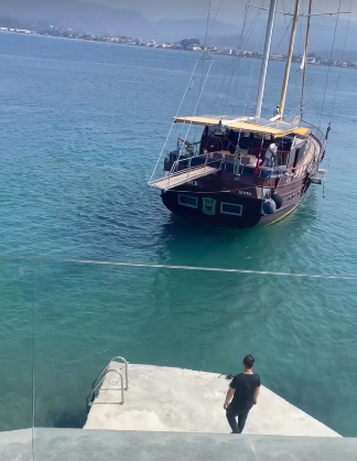 Məşhur rus qadınla eşq yaşayan azərbaycanlı "taksi sürücüsü"nün FOTOları- Yaxtada səmimi görüntüləri