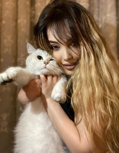 Xalq artistinin 24 yaşlı nəvəsi gözəlliyi ilə DİQQƏT MƏRKƏZİNDƏ- FOTOLAR