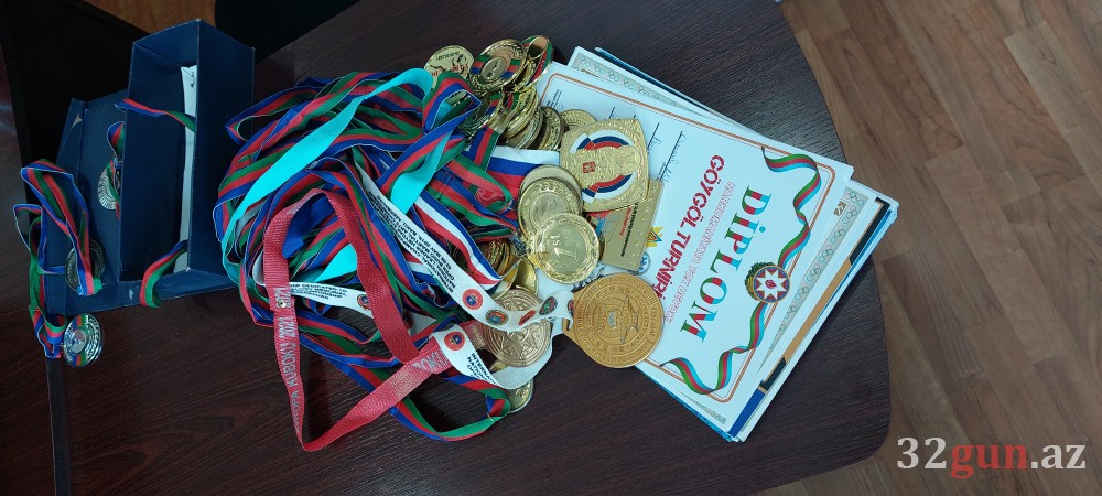 Ermənipərəst idmançıya ailəsinin gözü önündə dərs verənAZƏRBAYCANLI DÖYÜŞÇÜ: "Bayraqla çıxdığım üçün..." (FOTO+VİDEO)