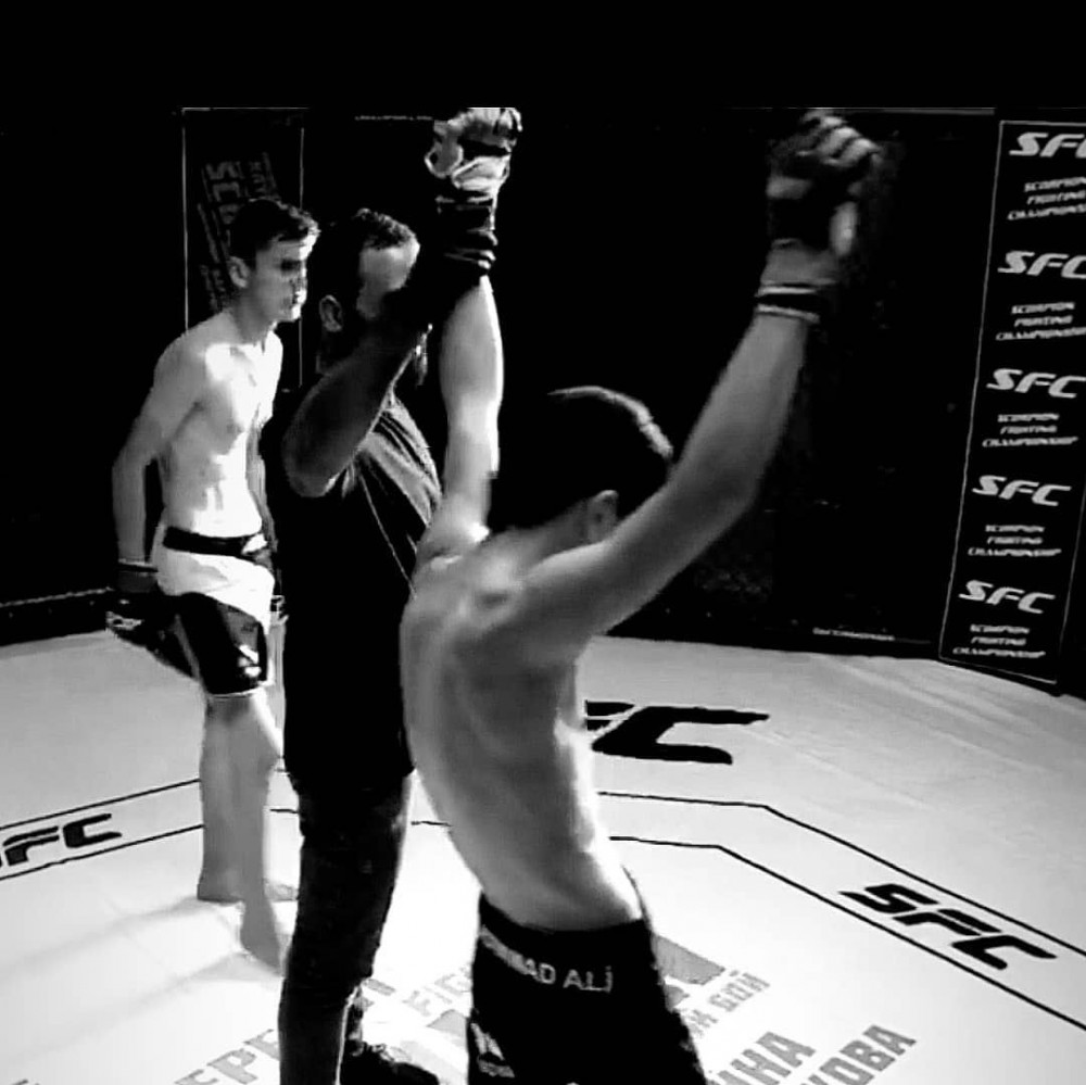 Ermənipərəst idmançıya ailəsinin gözü önündə dərs verənAZƏRBAYCANLI DÖYÜŞÇÜ: "Bayraqla çıxdığım üçün..." (FOTO+VİDEO)