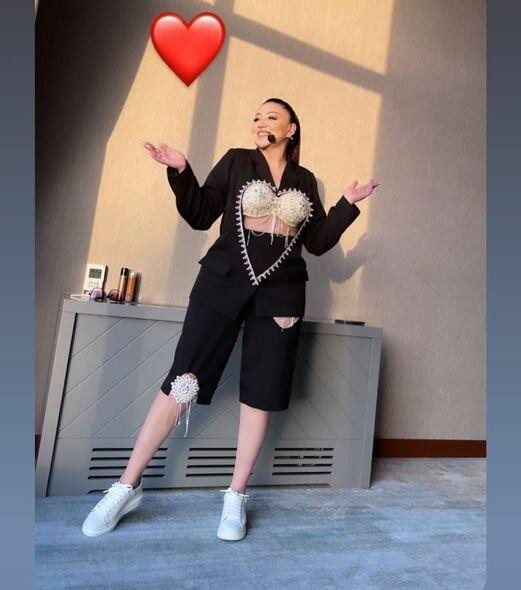 Damlanın səhnə geyimi müzakirələrə səbəb oldu- FOTOLAR