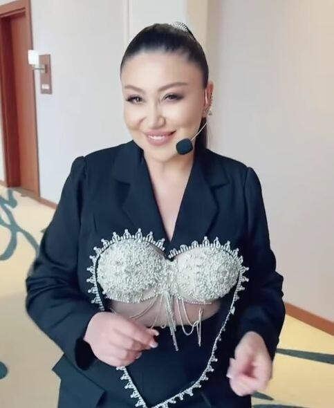 Damlanın səhnə geyimi müzakirələrə səbəb oldu- FOTOLAR