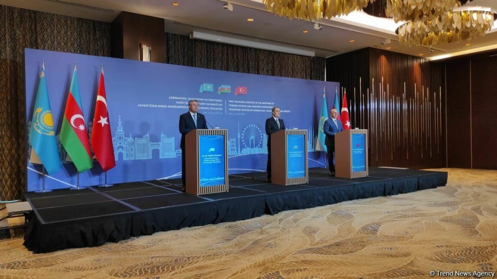 Ceyhun Bayramov:Üçtərəfli görüş çox əhəmiyyətlidir (FOTOLAR)