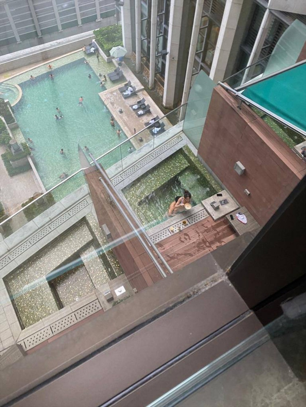 Evli cütlük məşhur otelin hovuzunda  cinsi əlaqədə oldu- FOTO