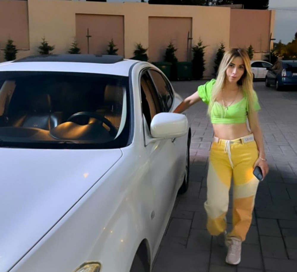 İş adamı azərbaycanlı müğənniyə bahalı maşın hədiyyə etdi- FOTO