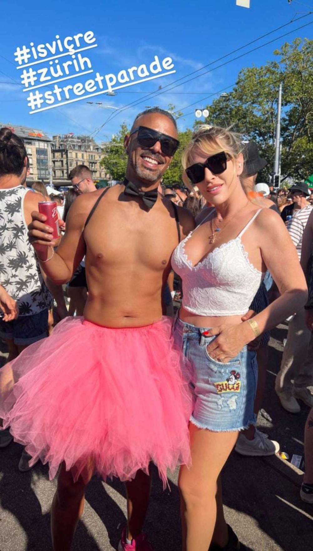 Məşhur müğənninin əri xaricdəLGBTQ+ mitinqinə qatıldı - görün kimdir (VİDEO)