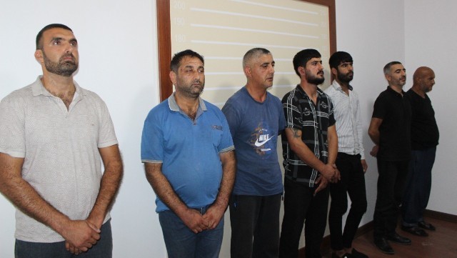 Küçədə “Kalaşnikov”la gəzən şəxs görün kim imiş- Dəstəsi ilə birgə saxlanıldı (FOTO)