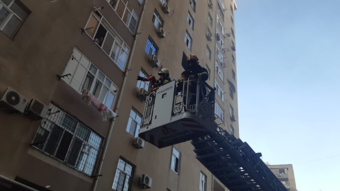 Bakıda binada yanğın BAŞLADI- YENİLƏNİB