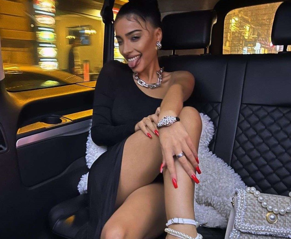 Səmra Rəhimli açıq-saçıq fotoları ilədiqqət çəkdi - FOTO