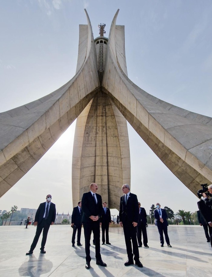 Prezident Əlcəzairdə Şəhidlər abidəsini və Milli Mücahidlər Muzeyiniziyarət edib