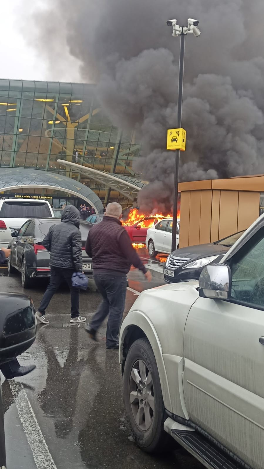 Bakıda hava limanında maşın yandı- FOTO/VİDEO (YENİLƏNİB)