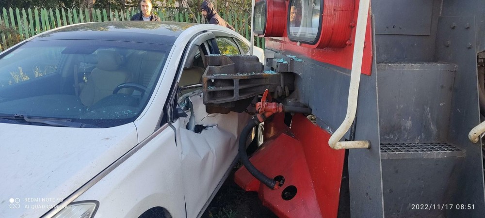 Yük qatarı maşınla toqquşdu- FOTO