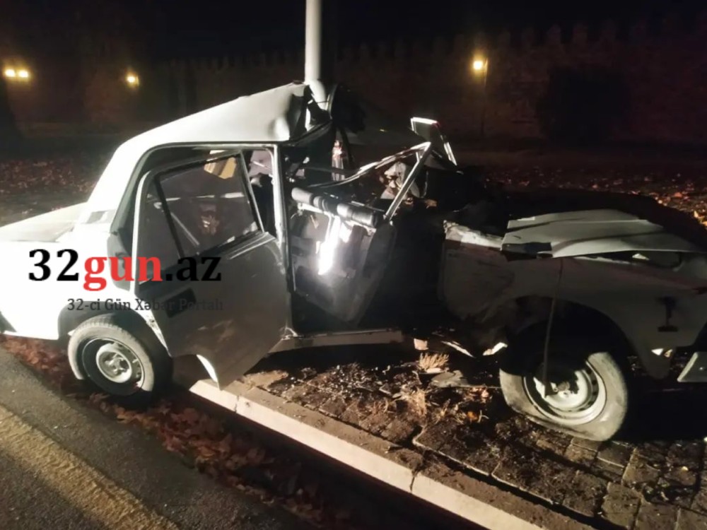 Avtomobil işıq dirəyinə çırpıldı- İki nəfər xəsarət aldı (FOTOLAR)