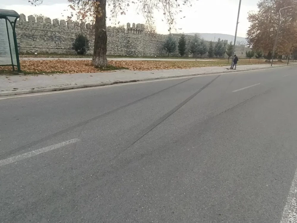 Avtomobil işıq dirəyinə çırpıldı- İki nəfər xəsarət aldı (FOTOLAR)