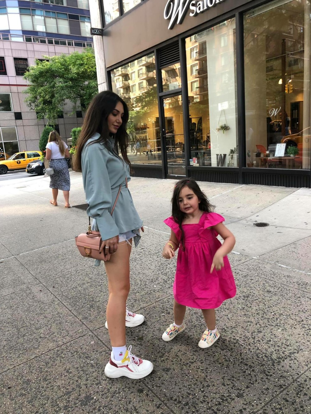 Aparıcı od püskürdü:Vətənpərvər olmaq məcburi deyil - FOTO