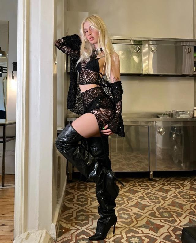 Məşhur müğənninin  hamamda çəkilmiş yarıçılpaqfotoları yayıldı