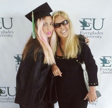 Məşhur aktrisa xaricdə polis olan qızının fotosunu paylaşdı- Foto