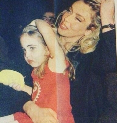 Məşhur aktrisa xaricdə polis olan qızının fotosunu paylaşdı- Foto