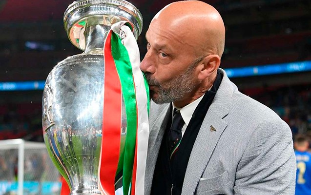 Əfsanəvi futbolçu vəfat etdi- FOTO